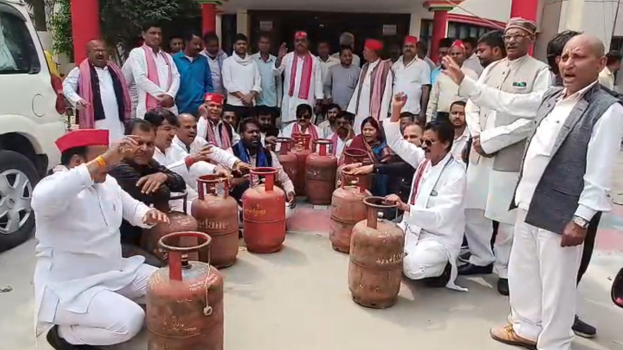 महराजगंज में रसोई और कमर्शियल गैस की किल्लत पर सपा का हल्ला बोल, प्रदर्शन कर उठाई ये बड़ी मांग