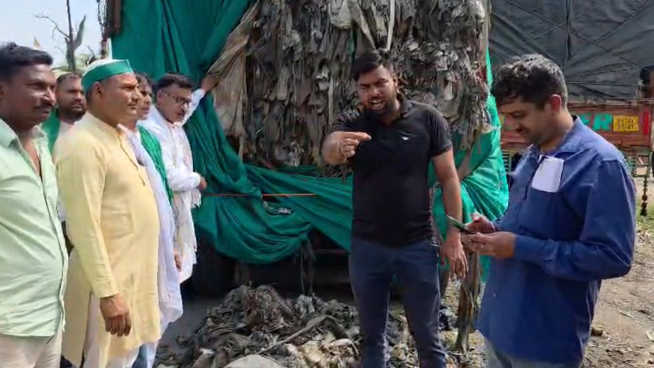 मुजफ्फरनगर में कचरे के ट्रक पर हंगामा, सड़क पर उतर कर भाकियू ने किया ये बड़ा ऐलान