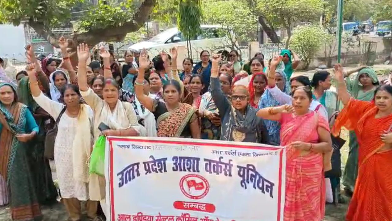 बरेली में आशा वर्कर्स का प्रदर्शन: इन मांगों को लेकर सौंपा ज्ञापन, बोली- दोबारा आंदोलन शुरू करेंगी