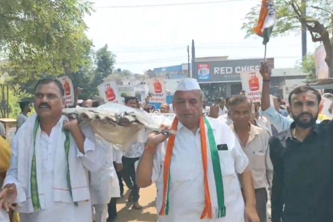 कानपुर में गैस सिलेंडर की किल्लत पर अनोखा प्रदर्शन, कांग्रेस ने अर्थी जलाई, बोले- आंदोलन होगा