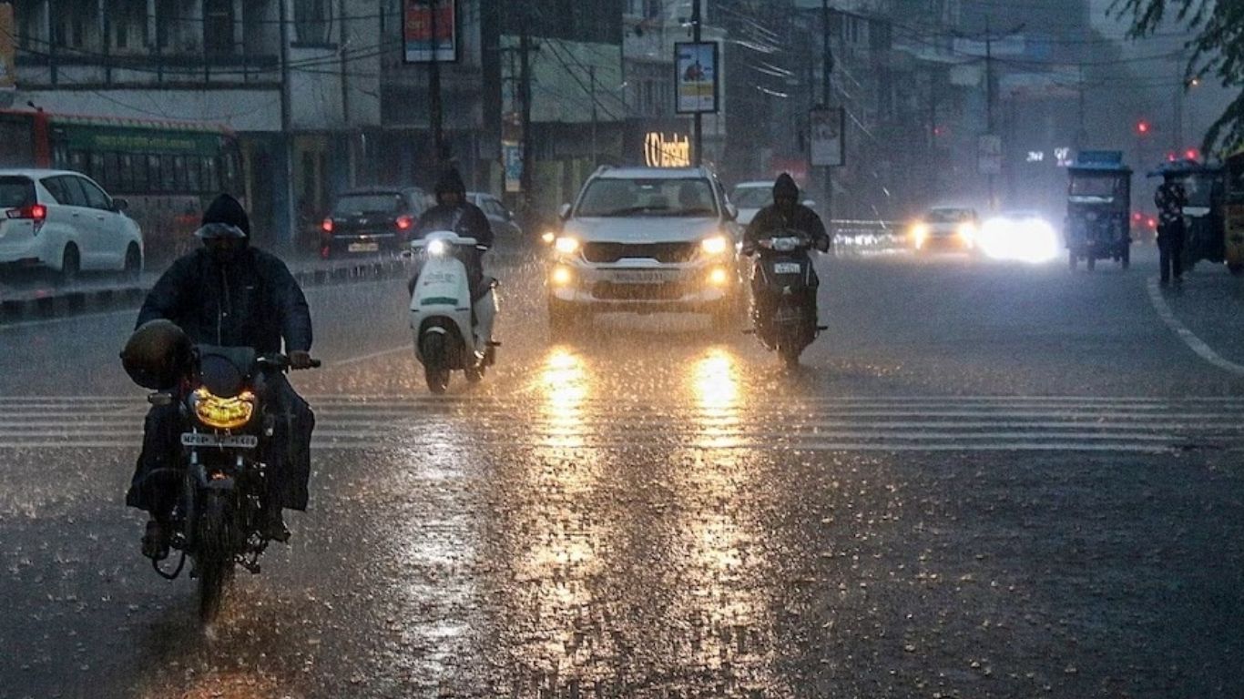 दिल्ली-एनसीआर में झमाझम बारिश, मौसम ने फिर बदली करवट