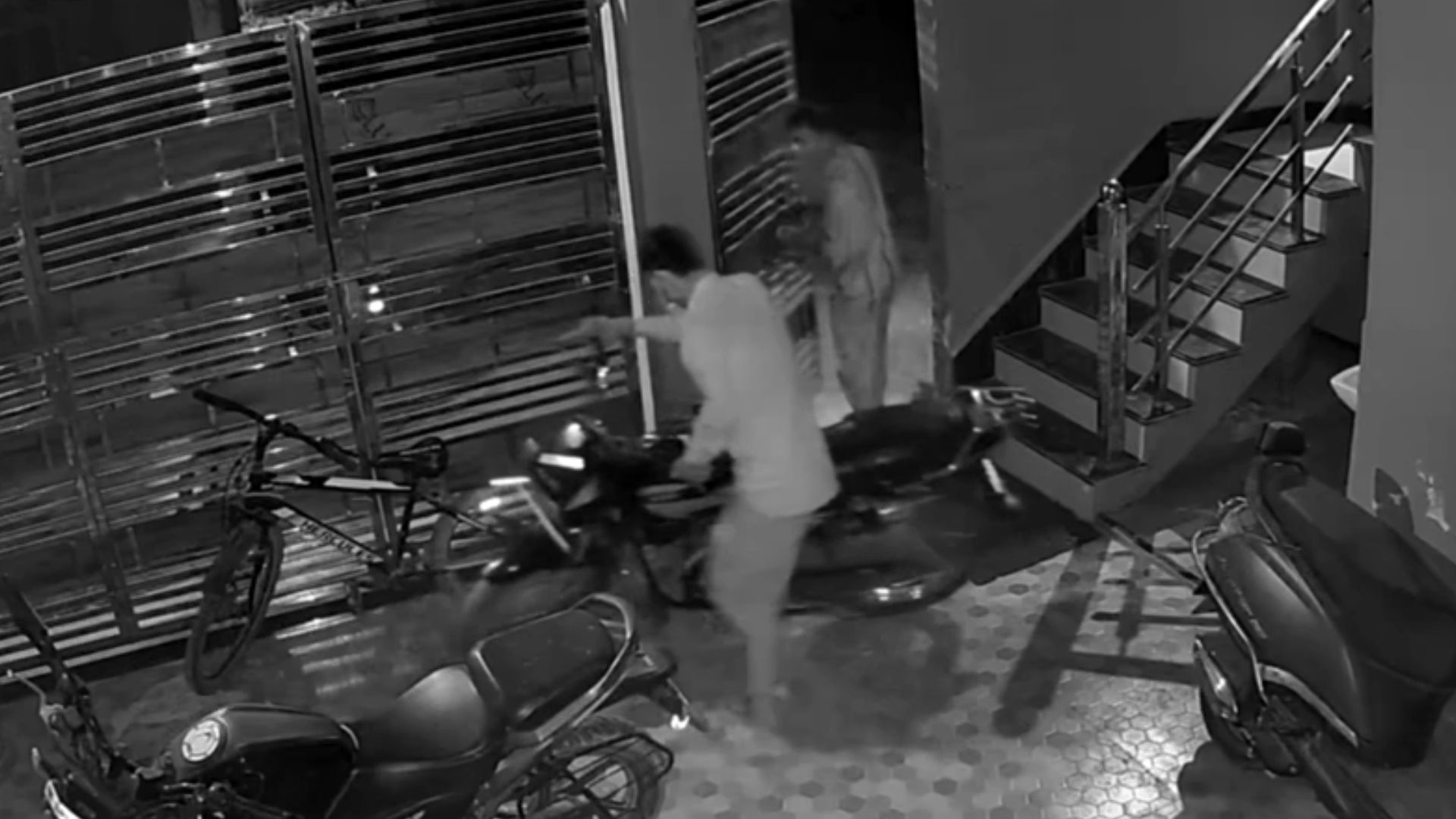 घर के अंदर घुसकर उड़ा ले गए बाइक! देर रात चोरों ने वारदात को दिया अंजाम; सुबह उठते ही उड़ गए होश