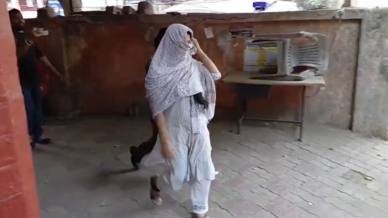 141 करोड़ ठगी मामले में शातिर लड़की गिरफ्तार, नजरों के तीर चलाकर देती थी वारदात को अंजाम