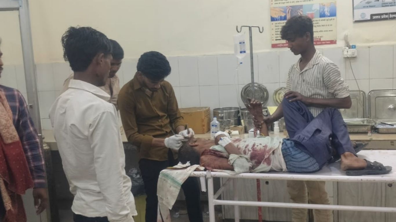 बदायूं में दर्दनाक सड़क हादसा: होली के बाद लौट रहे परिवार को मारी टक्कर, बेटे और मां की गई जान, पिता की हालत नाजुक