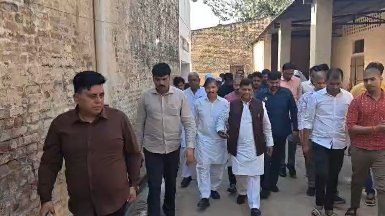 अखिलेश यादव ने अपने पैतृक गांव में मनाई होली, पूरे परिवार के साथ पहुंचे सैफई