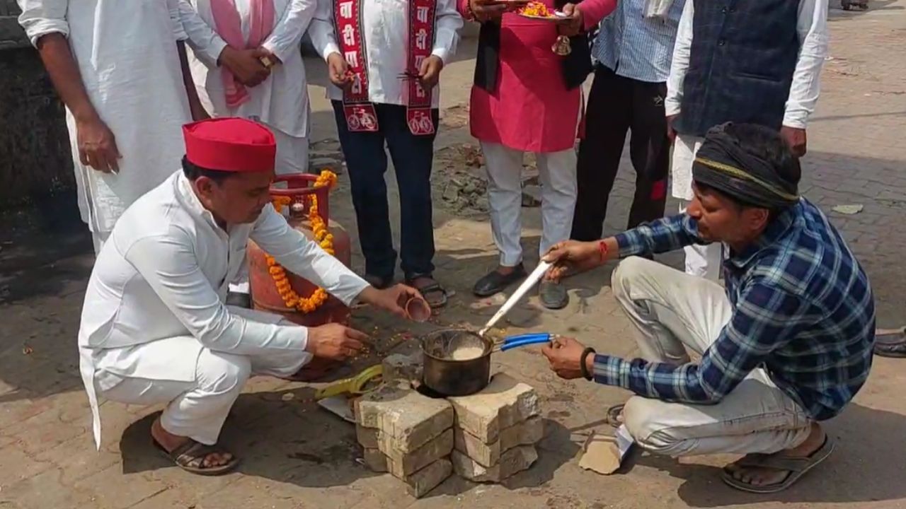 Sonbhadra Protest: गैस सिलेंडर की किल्लत को लेकर सपा का अनोखा प्रदर्शन, ऐसे साधा सरकार पर निशाना