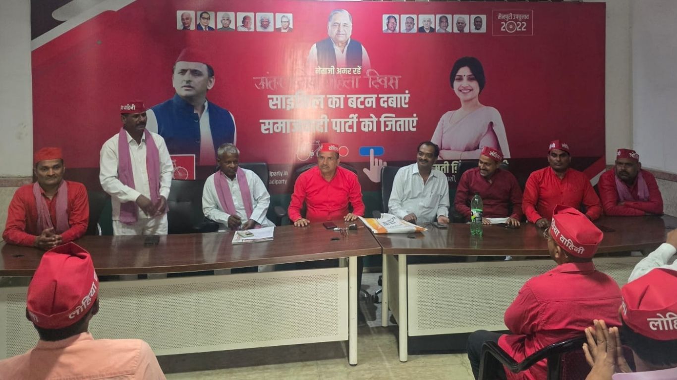 बंद कमरे की बैठक में क्या बनी बड़ी रणनीति? मैनपुरी से सपा के लिए उठे ये संकेत