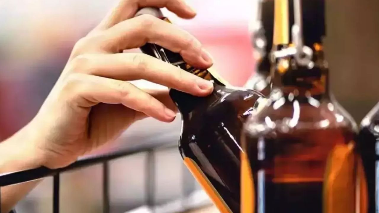 होली शराब पीने वालों के लिए खुशखबरी: दिल्ली सरकार का बड़ा फैसला, कल दुकानें रहेंगी खुली?