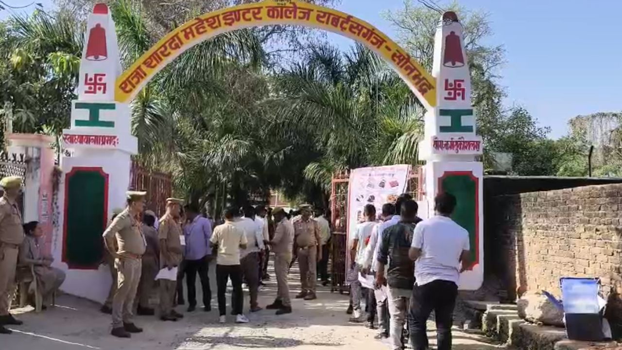 Candidates arrive in Sonbhadra to take the UP SI examination