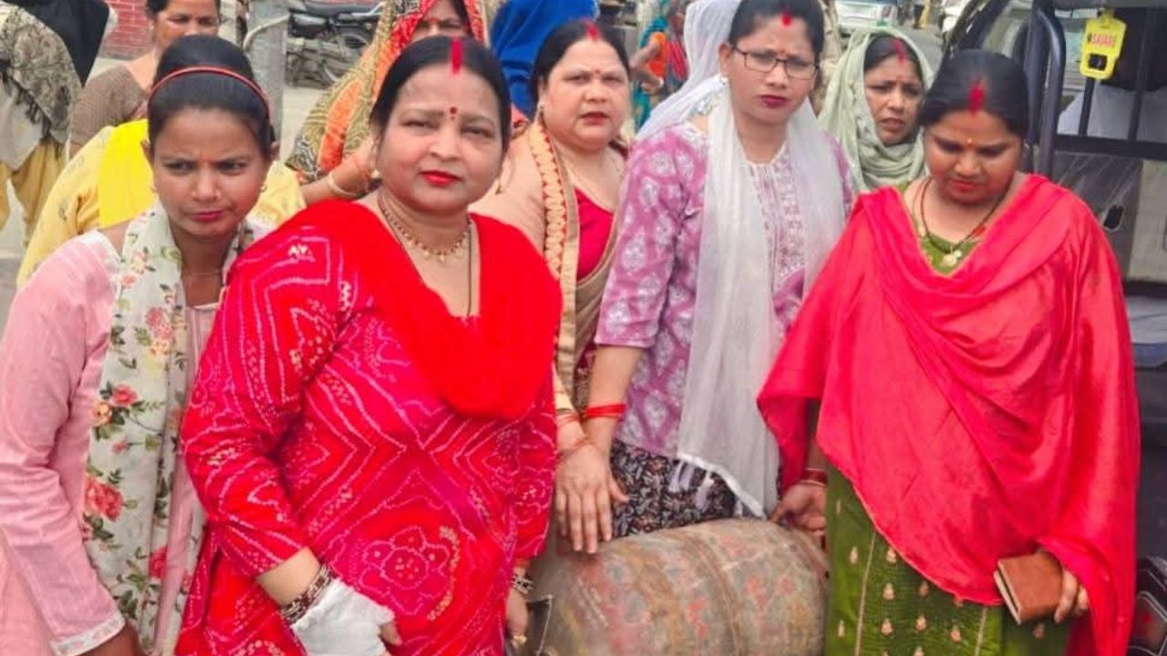 LPG Crisis: खाली सिलेंडर लेकर सड़कों पर उतरीं महिलाएं, महंगाई के खिलाफ समाजवादी पार्टी का प्रदर्शन