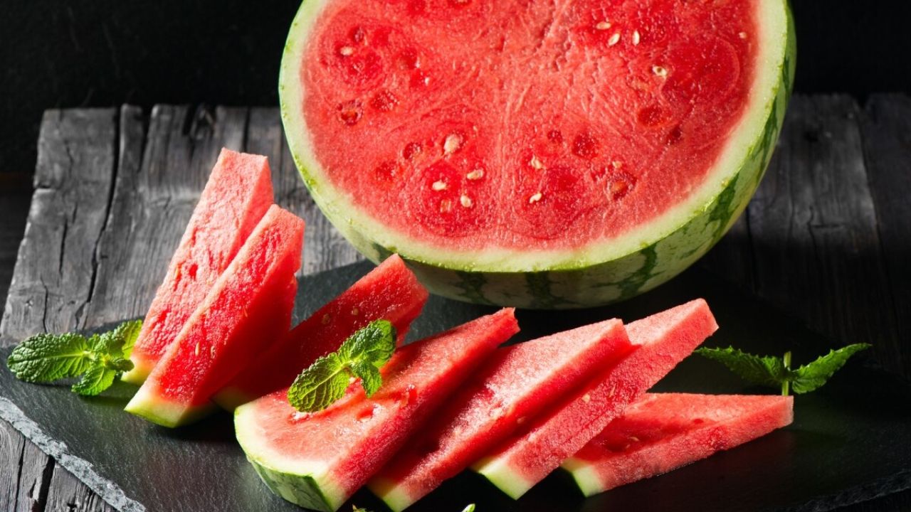 गर्मी के मौसम में डिहाइड्रेशन की समस्या आम हो जाती है। ऐसे में तरबूज का सेवन शरीर के लिए बेहद लाभकारी साबित हो सकता है। इसमें मौजूद अधिक मात्रा में पानी शरीर को हाइड्रेट रखने में मदद करता है और शरीर के तापमान को संतुलित बनाए रखता है। नियमित रूप से तरबूज खाने से थकान और कमजोरी भी कम महसूस होती है। (Img: Google) गर्मी के मौसम में डिहाइड्रेशन की समस्या आम हो जाती है। ऐसे में तरबूज का सेवन शरीर के लिए बेहद लाभकारी साबित हो सकता है। इसमें मौजूद अधिक मात्रा में पानी शरीर को हाइड्रेट रखने में मदद करता है और शरीर के तापमान को संतुलित बनाए रखता है। नियमित रूप से तरबूज खाने से थकान और कमजोरी भी कम महसूस होती है। (Img: Google)