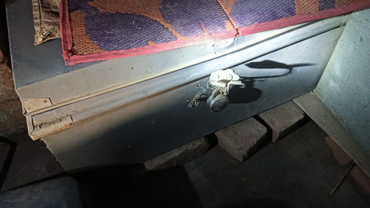 फतेहपुर में चोरों का अजीब कारनामा, पिंजरे समेत तोता उड़ा ले गए चोर