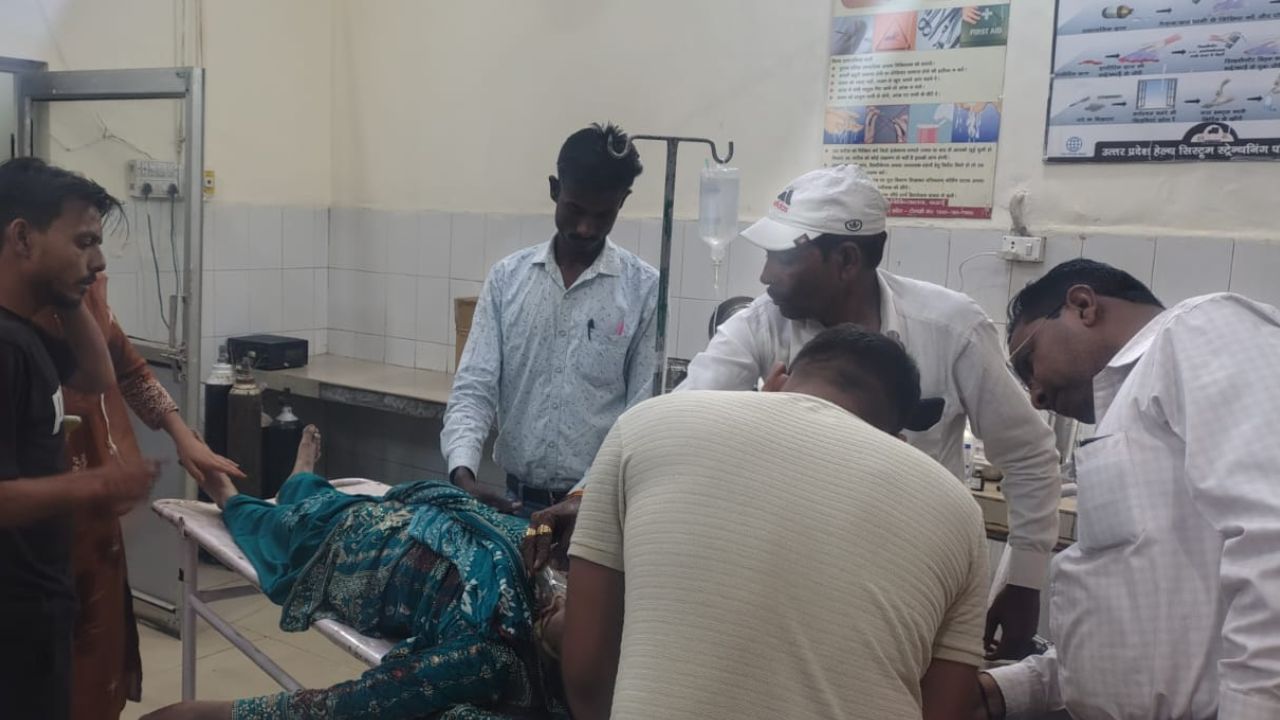 Road Accident: UP में नहीं थम रहे हादसे! बदायूं में तेज़ रफ़्तार बाइक ने महिला को मारी टक्कर, मचा कोहराम