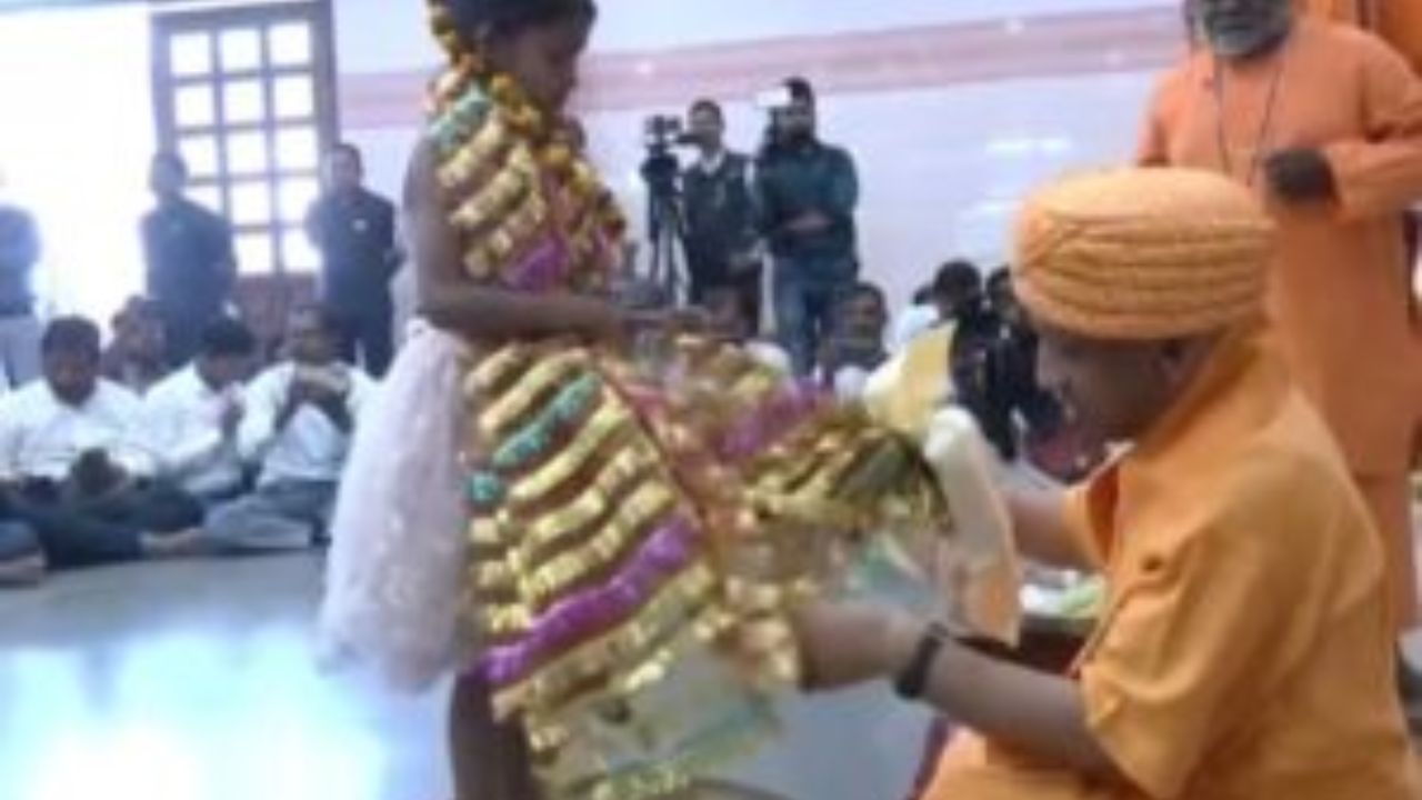 Navratri 2026: कन्याओं के चरण पखार गोरखनाथ मंदिर में हुई विशेष पूजा, भक्ति और आस्था से गूंजा पूरा परिसर