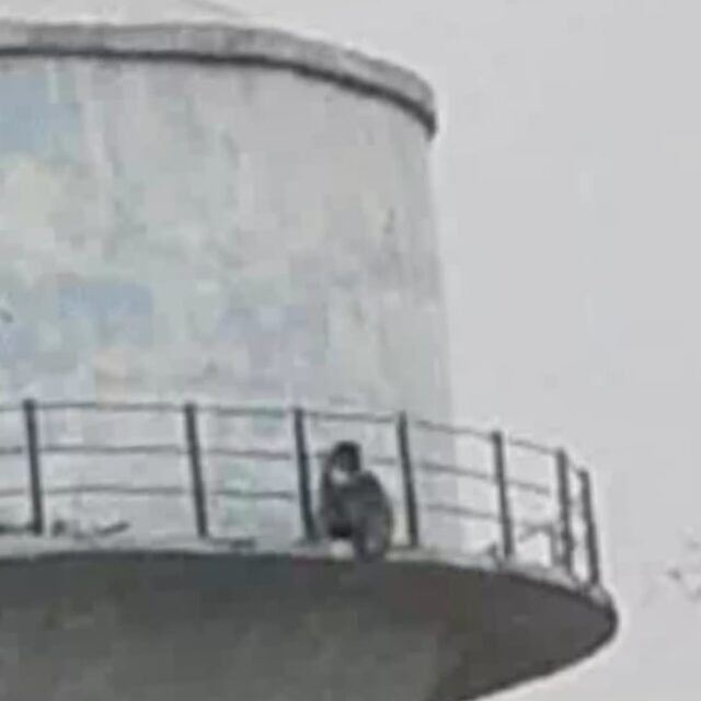 गोरखपुर में हाई वोल्टेज ड्रामा: 200 फीट ऊंची टंकी पर चढ़ी नाबालिग… बोली- ‘शादी नहीं तो कूद जाऊंगी’, फिर हुआ कुछ ऐसा कि…