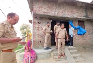 गोरखपुर में युवती की संदिग्ध मौत: हंसिये से कटी गर्दन, मां बोलीं- फिसलकर गिरने से हुआ हादसा, पुलिस कर रही जांच