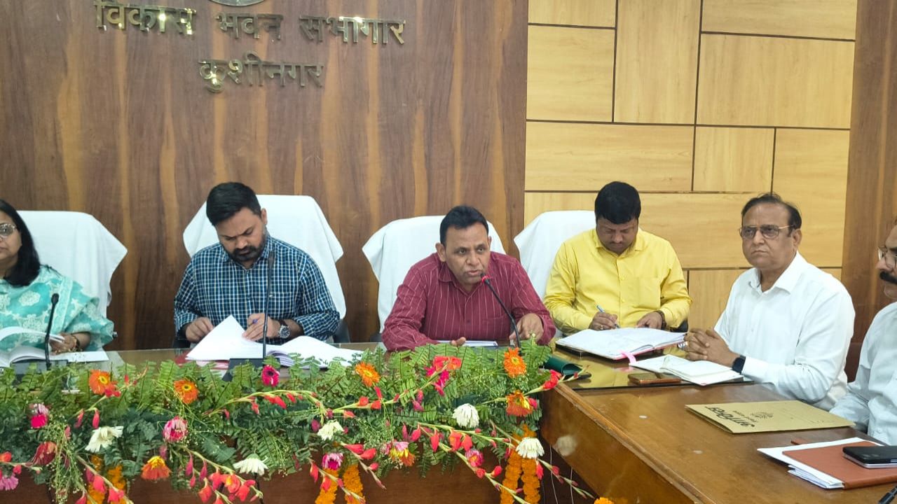 Kushinagar News: घरेलू एलपीजी गैस सिलेंडरों की कालाबाजारी पर कार्रवाई, जिला पूर्ति अधिकारी ने दिए ये सख्त निर्देश