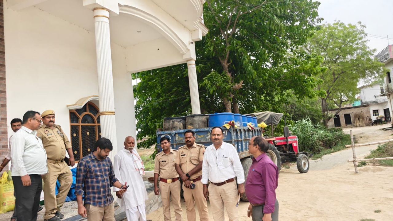 देवरिया दिव्या मित्तल डीएम के निर्देश पर प्रशासन सख्त, अवैध डीजल भंडारण का भंडाफोड़