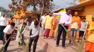 महराजगंज: फरेंदा में स्वच्छता पर प्रशासन एक्शन मोड में, DM-CDO ने भी मंदिर परिसर में किया साफ-सफाई