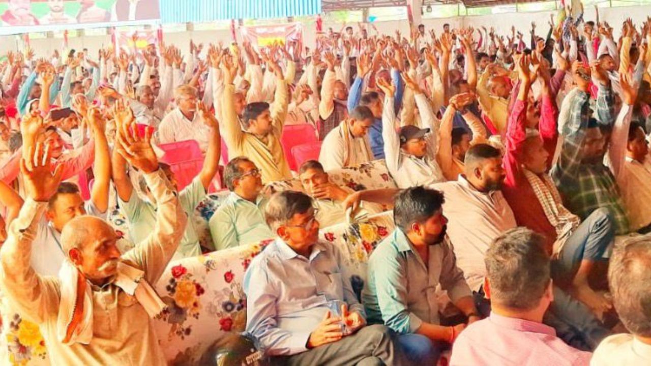 A massive crowd raised their hands and pledged to ensure Sushil Tibrewal's victory.