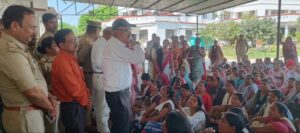 गोरखपुर में बकाया भुगतान पर बवाल… डीएम कार्यालय को घेरा; जानिये पूरा मामला?