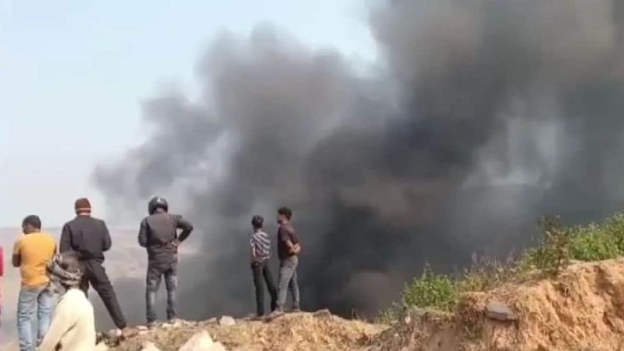 Dhanbad Gas Leak: झरिया में सिलेंडर ब्लास्ट से भीषण आग, लाखों की संपत्ति जलकर राख