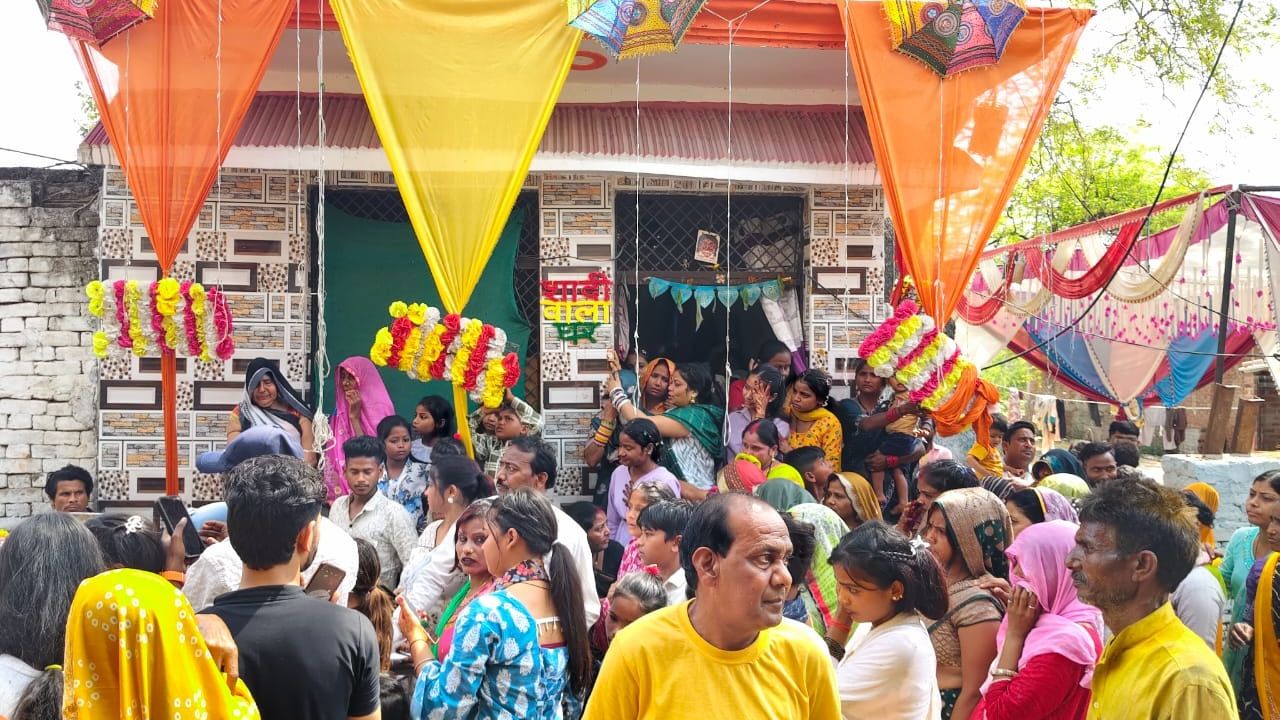 Auraiya News: कार-हेलीकॉप्टर में नहीं… औरेया में इस अनोखे अंदाज में हुई दुल्हन की विदाई