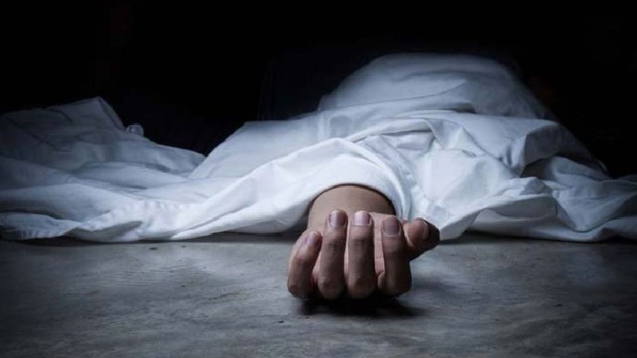 Sonbhadra Suicide: पेड़ से लटकती मिली महिला की लाश. सुबह होते ही गांव में मचा हड़कंप