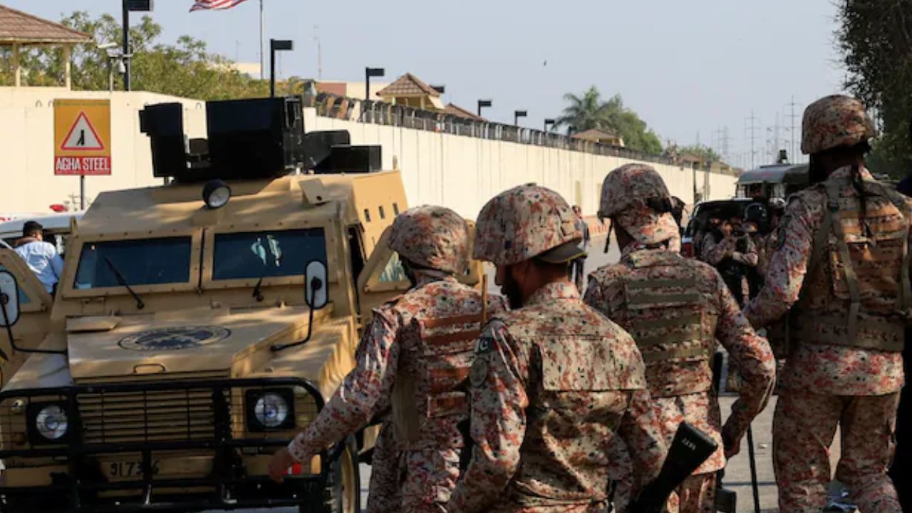 कराची के बाद अब लाहौर में अमेरिकी दूतावास पर हमला, गुस्साई भीड़ ने लगाई आग, क्यों नहीं थम रहा आक्रोश?