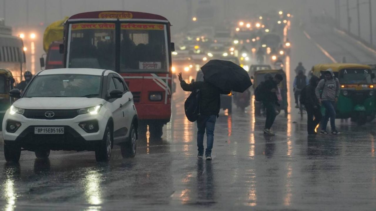 UP Weather Today: अभी धूप से बेहाल, शाम को बरसेंगे बादल! इन जिलों में गरज-चमक और तेज हवाओं की चेतावनी
