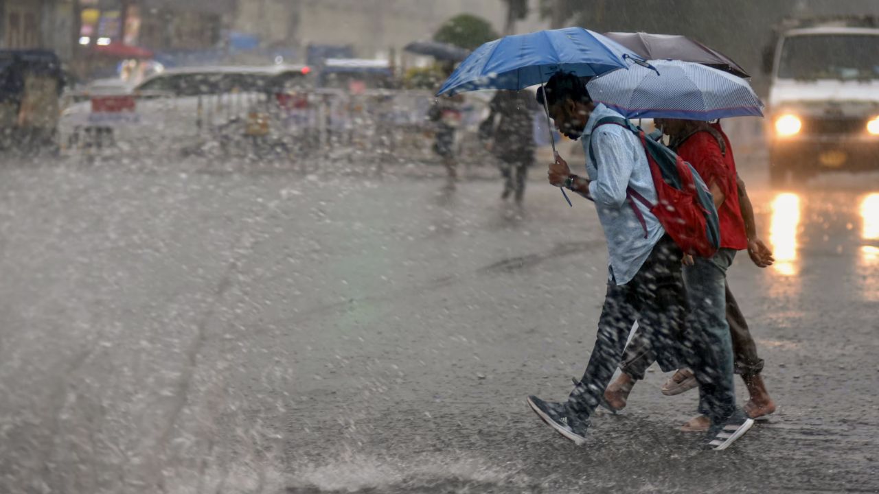 आंधी, बारिश और बिजली का ट्रिपल अटैक! यूपी में मौसम का खतरनाक खेल, क्या आपके शहर पर भी मंडरा रहा खतरा?