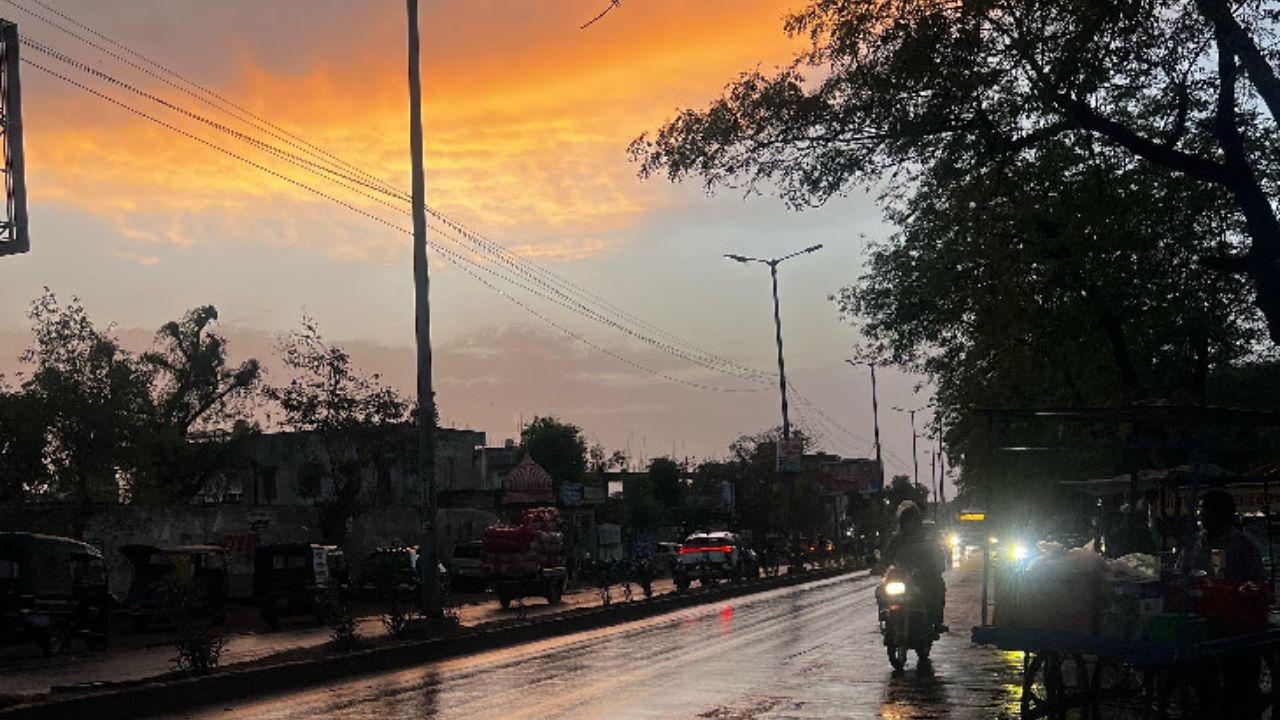 धूप से तप रहा था यूपी… अचानक छाए काले बादल! नोएडा-मेरठ में तेज बारिश और आंधी, जानें कैसा रहेगा 48 घंटे का मौसम?