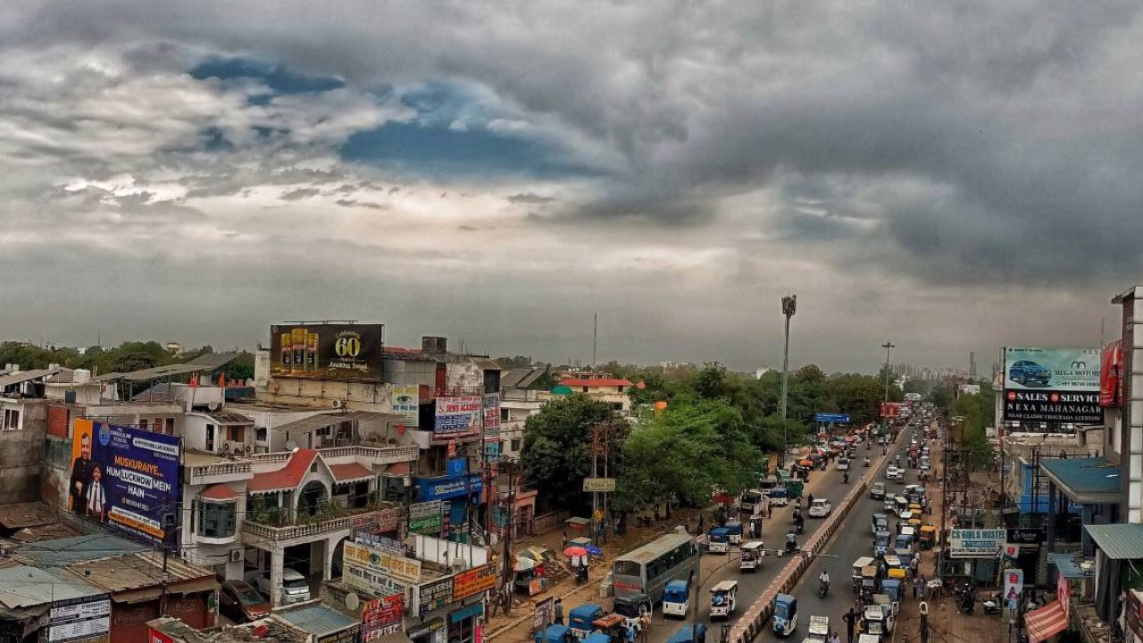 घनघोर बादलों का ‘तूफानी हमला’: यूपी के 23 जिलों में 72 घंटे का अलर्ट, क्या आपके शहर में बन रहे बारिश के आसार?