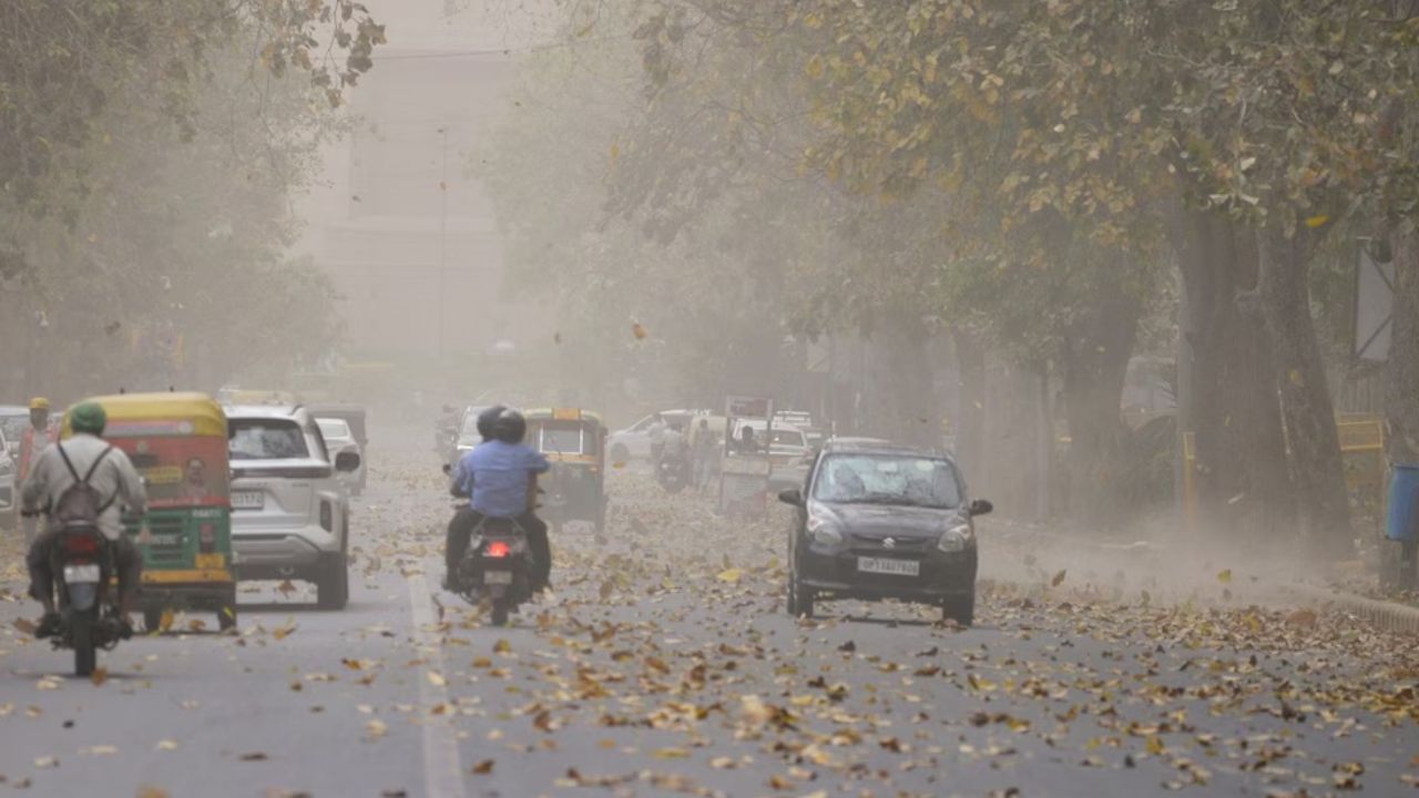 Weather Update: दिल्ली-एनसीआर में मौसम ने ली करवट, तेज आंधी-तूफान के साथ बारिश