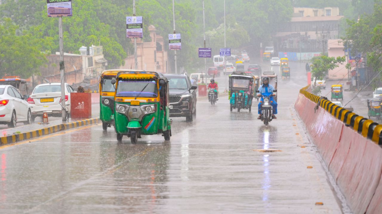धूप के बाद बारिश की वापसी! यूपी में 24 घंटे बाद मौसम का यू-टर्न, जानें क्या आपके जिले में भी बरसेंगे बादल?