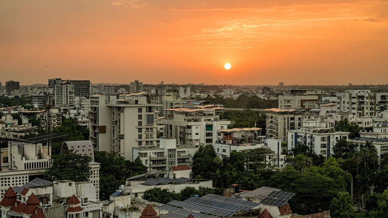 उत्तर भारत में बदला मौसम का मिजाज, कहीं बढ़ी गर्मी तो कहीं ठंड और बर्फबारी