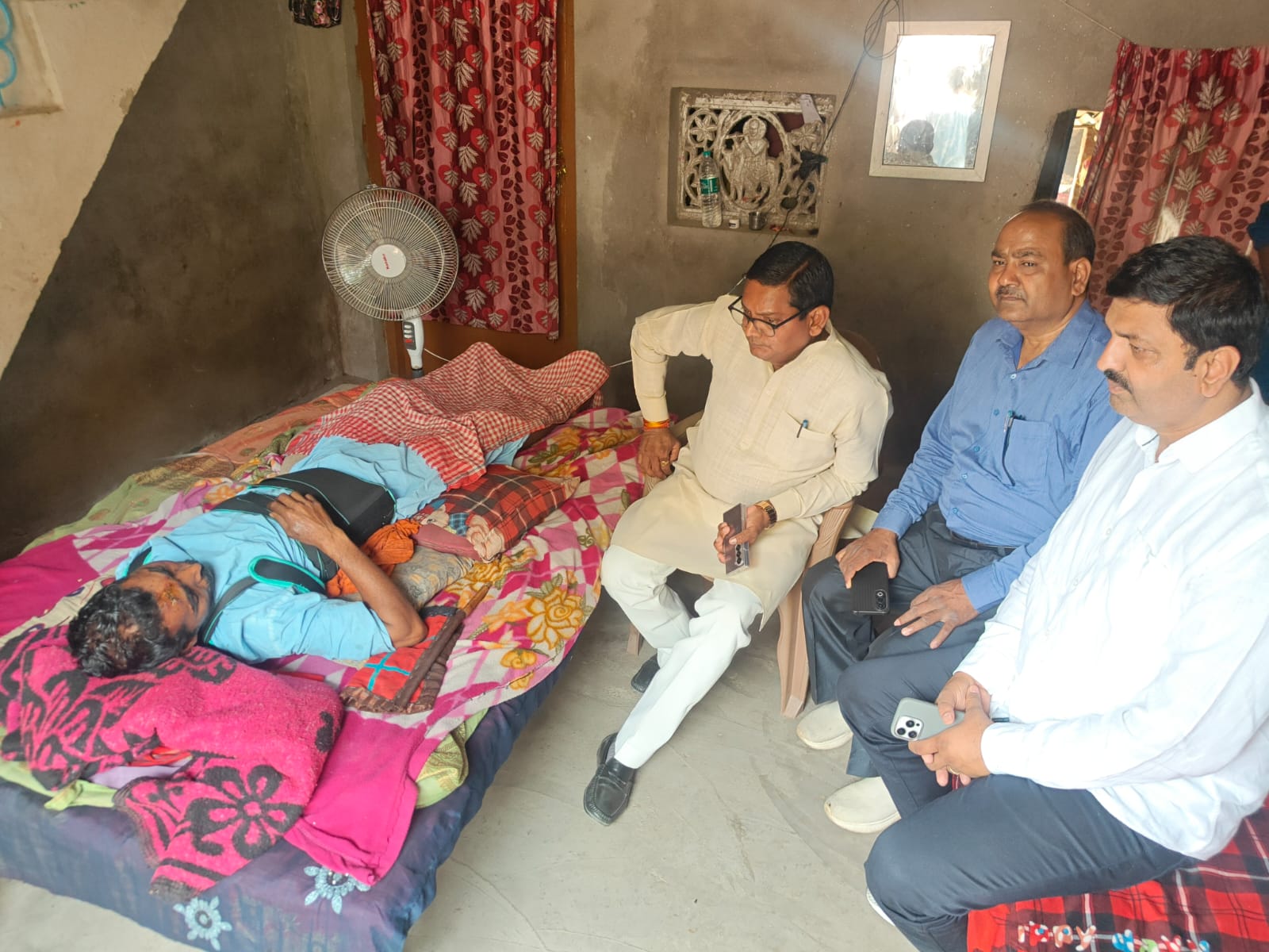 नेपाल हादसे के पीड़ितों से मिले विधायक जय मंगल कन्नौजिया, मृतकों के परिजनों को बंधाया ढांढस