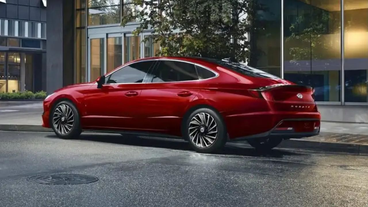 अगर आप कम बजट में लग्जरी कार का अनुभव लेना चाहते हैं, तो भारतीय बाजार में कई विकल्प मौजूद हैं। खास बात यह है कि इन सेडान की कीमत मात्र 6 लाख रुपये से शुरू होती है। इसके बावजूद इन गाड़ियों में शानदार फीचर्स और अच्छे माइलेज की सुविधा मिलती है। यहां हम आपको 3 किफायती सेडान के बारे में बता रहे हैं, जो आपके बजट और जरूरत दोनों को पूरा कर सकते हैं। (Img- Internet)