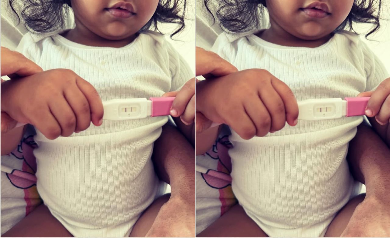 दीपिका पादुकोण ने अपने इंस्टाग्राम पर एक खास पोस्ट शेयर की है, जिसमें परिवार की एक प्यारी झलक देखने को मिली। पोस्ट में उनकी बेटी दुआ नजर आ रही है, हालांकि उसका चेहरा नहीं दिखाया गया है। फोटो में दुआ के हाथ में प्रेग्नेंसी टेस्ट किट दिखाई दे रही है, जबकि रणवीर सिंह और दीपिका पादुकोण के हाथ भी फ्रेम में नजर आ रहे हैं। (Img- Internet)