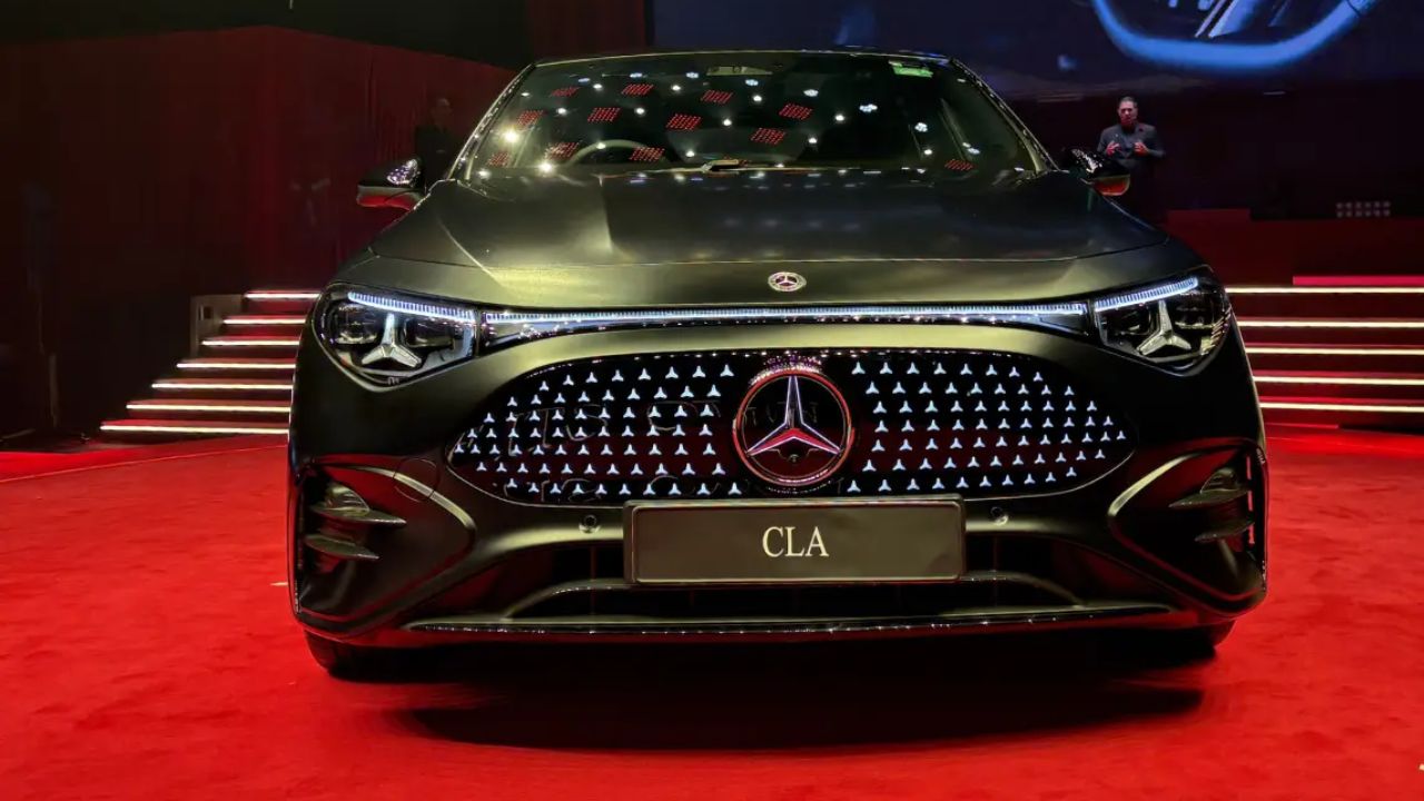 नई CLA EV को तीन वेरिएंट्स में पेश किया गया है CLA 200 Standard Range (55 लाख रुपये), CLA 250+ Long Range (59 लाख रुपये) और CLA 250+ Launch Edition (64 लाख रुपये)। लॉन्च के कुछ ही दिनों में इस कार को 400 से ज्यादा बुकिंग मिल चुकी हैं, जो इसकी लोकप्रियता को दर्शाता है। (Img- Internet)