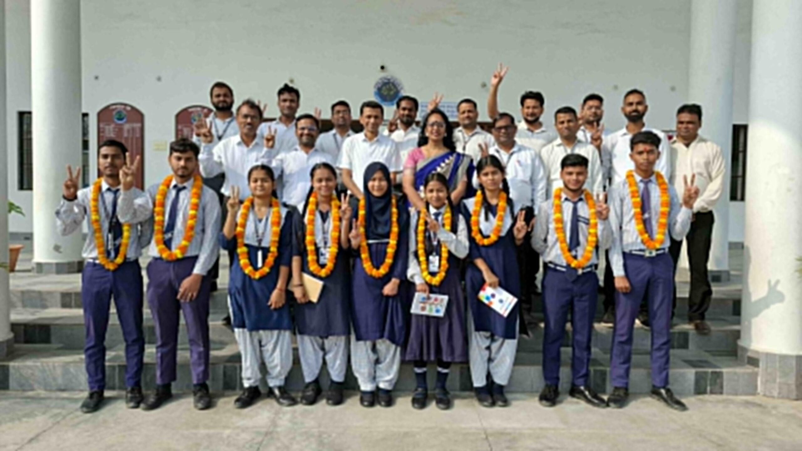 CBSE 10वीं के रिजल्ट में महराजगंज के छात्रों ने मारी बाजी, जिले भर में मेधावियों का हुआ सम्मान