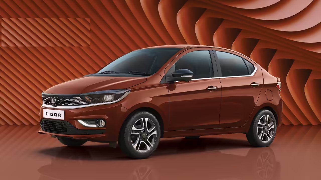 सबसे पहले सूची में Tata Tigor का नाम आता है। इस कार की एक्स-शोरूम कीमत 5.54 लाख रुपये है। दिल्ली में RTO और इंश्योरेंस के बाद इसकी ऑन-रोड कीमत 6.37 लाख रुपये होगी। Tata Tigor पेट्रोल और CNG दोनों विकल्पों में उपलब्ध है। (Img- Internet)