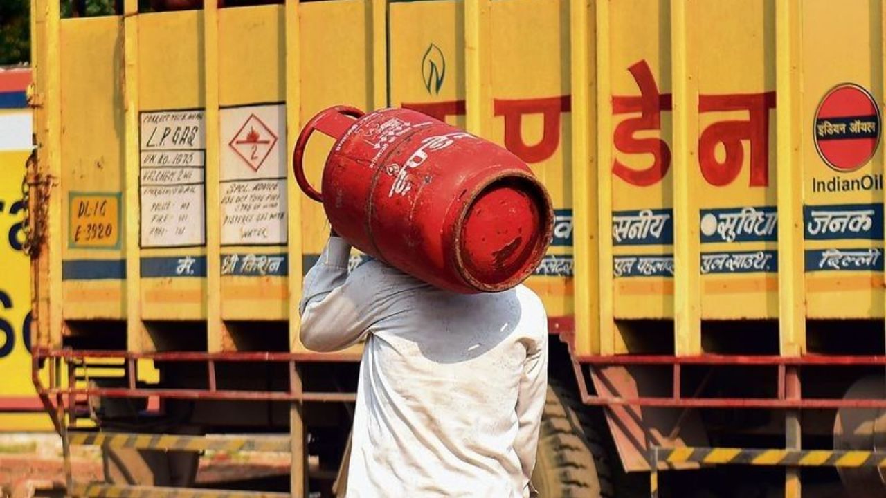 इस स्थिति से निपटने के लिए सरकार ने घरेलू उपभोक्ताओं को प्राथमिकता देने का फैसला किया है। इसके तहत होटल और रेस्तरां जैसे वाणिज्यिक उपभोक्ताओं के लिए एलपीजी आपूर्ति में कटौती की गई है, ताकि आम लोगों को किसी तरह की परेशानी न हो। (Img- Internet)