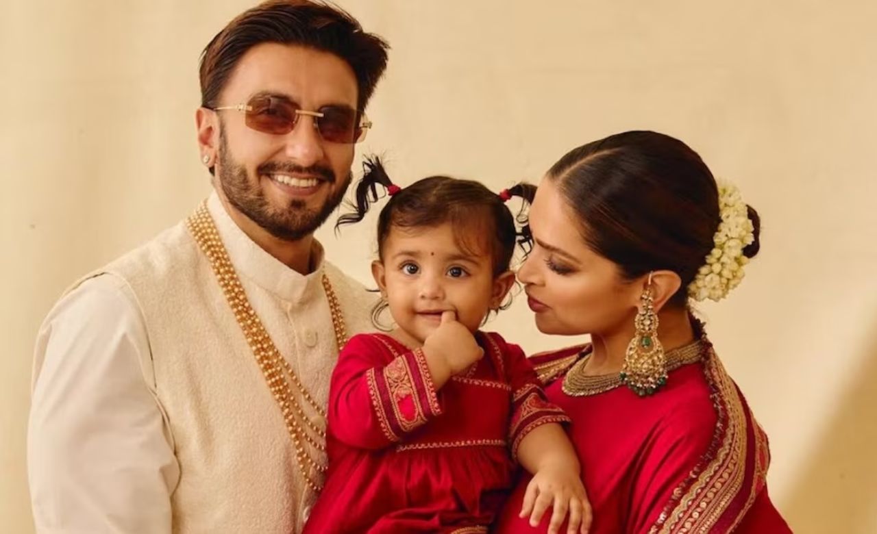 बॉलीवुड के सबसे चर्चित और पसंद किए जाने वाले कपल्स में से एक दीपिका पादुकोण और रणवीर सिंह के घर एक बार फिर खुशियों ने दस्तक दी है। दोनों दूसरी बार पेरेंट्स बनने वाले हैं। दीपिका पादुकोण ने अपनी दूसरी प्रेग्नेंसी को सोशल मीडिया के जरिए कंफर्म किया है, जिसके बाद फैंस में उत्साह की लहर दौड़ गई है। (Img- Internet)