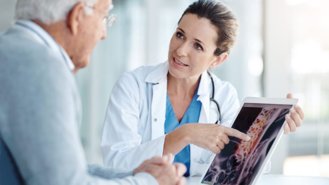 विशेषज्ञों के अनुसार सिरदर्द के कई कारण हो सकते हैं और यह सिर्फ एक सामान्य परेशानी नहीं है। इसका सबसे आम कारण तनाव माना जाता है। आज की भागदौड़ भरी जिंदगी में काम का दबाव, जिम्मेदारियां और मानसिक चिंता धीरे-धीरे बढ़ती रहती हैं। यह तनाव गर्दन, कंधों और जबड़े की मांसपेशियों को सख्त कर देता है, जिससे सिर में भारीपन और दबाव जैसा दर्द महसूस होता है। (Img- Internet)