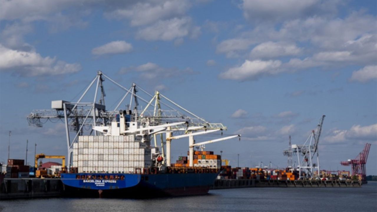 दरअसल, पिछले छह सप्ताह से जारी पश्चिम एशिया संघर्ष ने वैश्विक ऊर्जा बाजार को प्रभावित किया है। भारत अपनी जरूरत का लगभग आधा कच्चा तेल, 40 प्रतिशत प्राकृतिक गैस और 85 से 90 प्रतिशत एलपीजी इसी क्षेत्र से आयात करता है। ऐसे में इस संकट का सीधा असर एलपीजी आपूर्ति पर पड़ा है। हालांकि कच्चे तेल की कमी को भारत ने अन्य स्रोतों से पूरा कर लिया है, लेकिन एलपीजी की उपलब्धता प्रभावित हुई है। (Img- Internet)