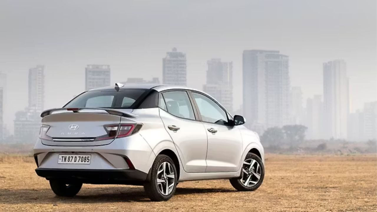 दूसरे नंबर पर Hyundai Aura है। इसकी एक्स-शोरूम कीमत 5.99 लाख रुपये से शुरू होती है। दिल्ली में ऑन-रोड कीमत 6.24 लाख रुपये के आसपास है। इस कार में 1.2-लीटर पेट्रोल इंजन मिलता है, जो 83PS की पावर जेनरेट करता है। इसमें 5-स्पीड मैनुअल और 5-स्पीड AMT ऑप्शन उपलब्ध हैं। Hyundai Aura की डिजाइन और फीचर्स इसे एक प्रीमियम लग्जरी फील देते हैं, जबकि बजट फ्रेंडली भी बनाते हैं। (Img- Internet)