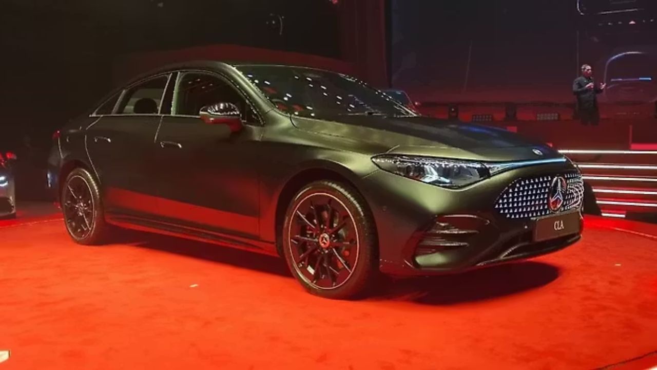 CLA EV में 800V फास्ट चार्जिंग तकनीक दी गई है, जिससे सिर्फ 10 मिनट की चार्जिंग में करीब 300 किलोमीटर की दूरी तय की जा सकती है। इसमें सुपरस्क्रीन सेटअप, बड़ी टचस्क्रीन, डिजिटल डिस्प्ले और एडवांस ड्राइविंग फीचर्स शामिल हैं। (Img- Internet)