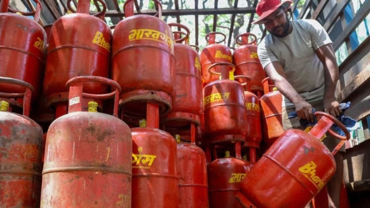आंकड़ों के अनुसार, फरवरी महीने में जहां रोजाना लगभग 77,000 एलपीजी सिलेंडर बिक रहे थे, वहीं अब यह संख्या बढ़कर एक लाख से अधिक हो गई है। 11 अप्रैल को देशभर में 52 लाख से ज्यादा सिलेंडरों का वितरण किया गया, जो आपूर्ति व्यवस्था की मजबूती को दर्शाता है। (Img- Internet)