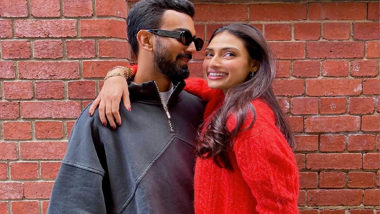 बॉलीवुड एक्ट्रेस आथिया शेट्टी और भारतीय क्रिकेटर केएल राहुल को इंडस्ट्री के सबसे पावरफुल और चर्चित कपल्स में गिना जाता है। दोनों की जोड़ी को फैंस खूब पसंद करते हैं और अक्सर सोशल मीडिया पर इनकी तस्वीरें वायरल होती रहती हैं। (Img- Internet)